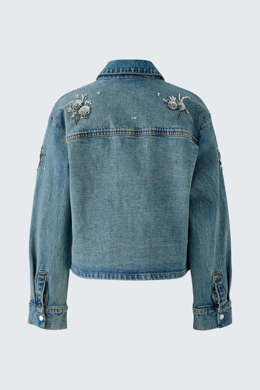 Vue frontale veste en jean brodée de fleurs bleues pour femme - Oui par Valérie Simon