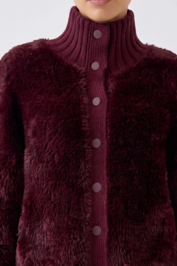 Veste en fausse fourrure à col montant vue de face pour femme Oui