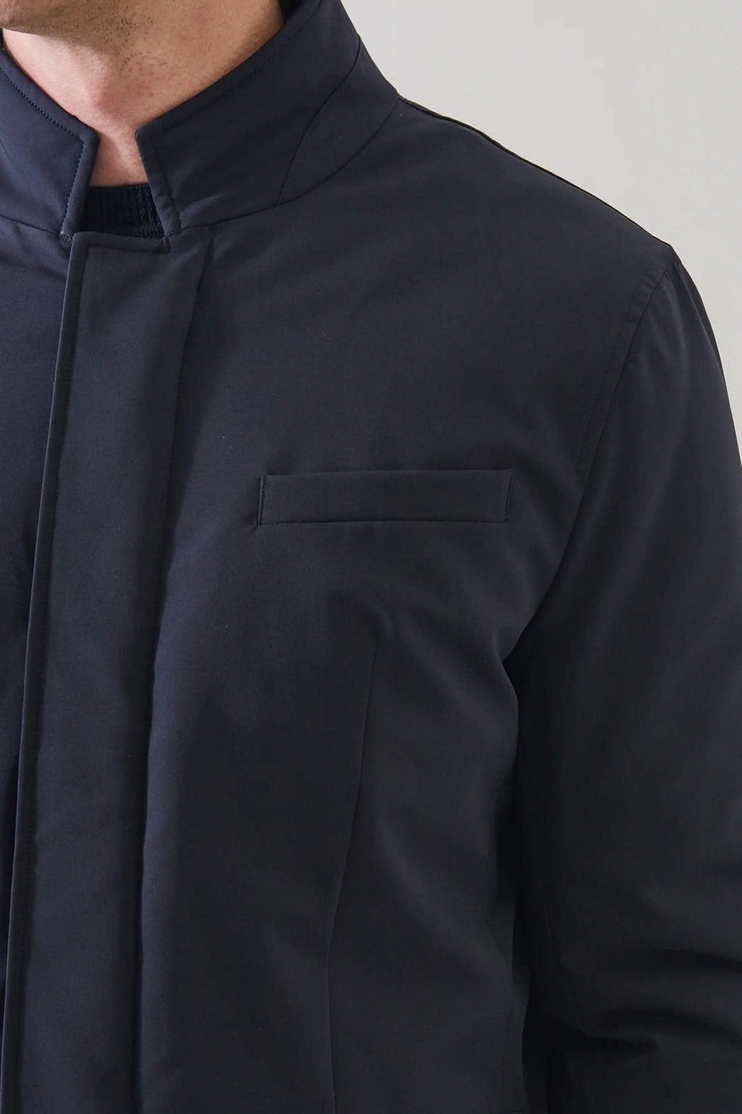 Veste légère extensible à col montant vue de face pour homme Patrick Assaraf