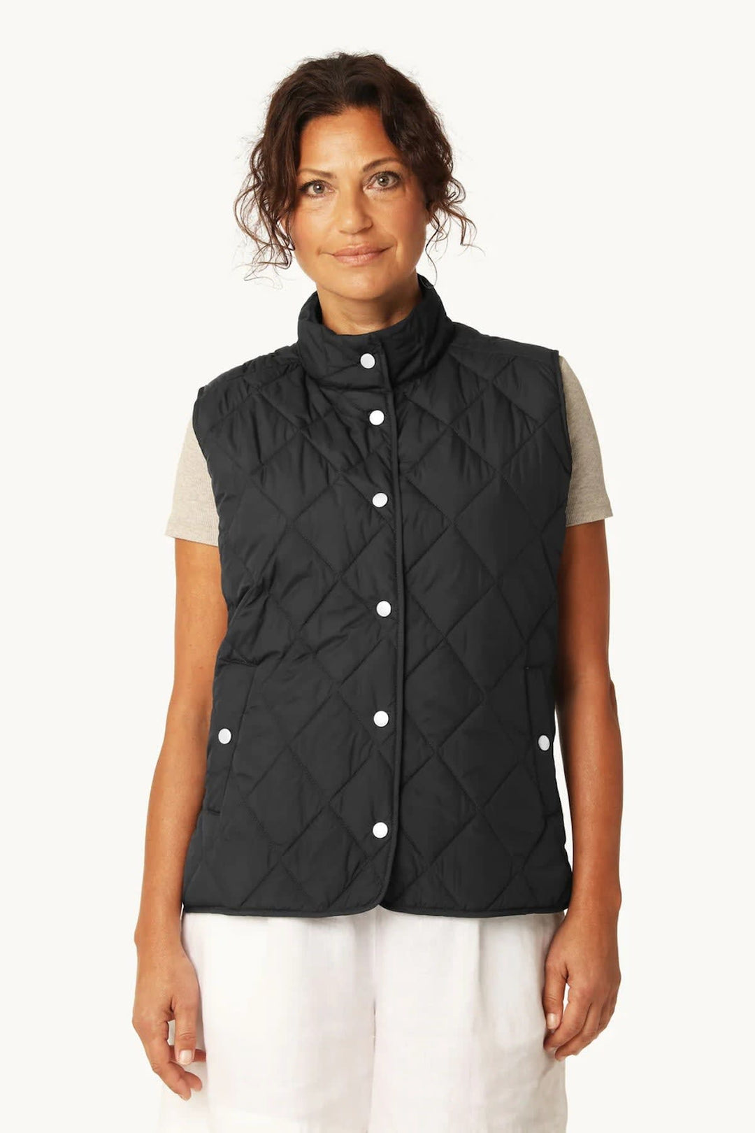 Vue de côté veste matelassée Ilse Jacobsen femme noire avec poches et col montant - Valérie Simon