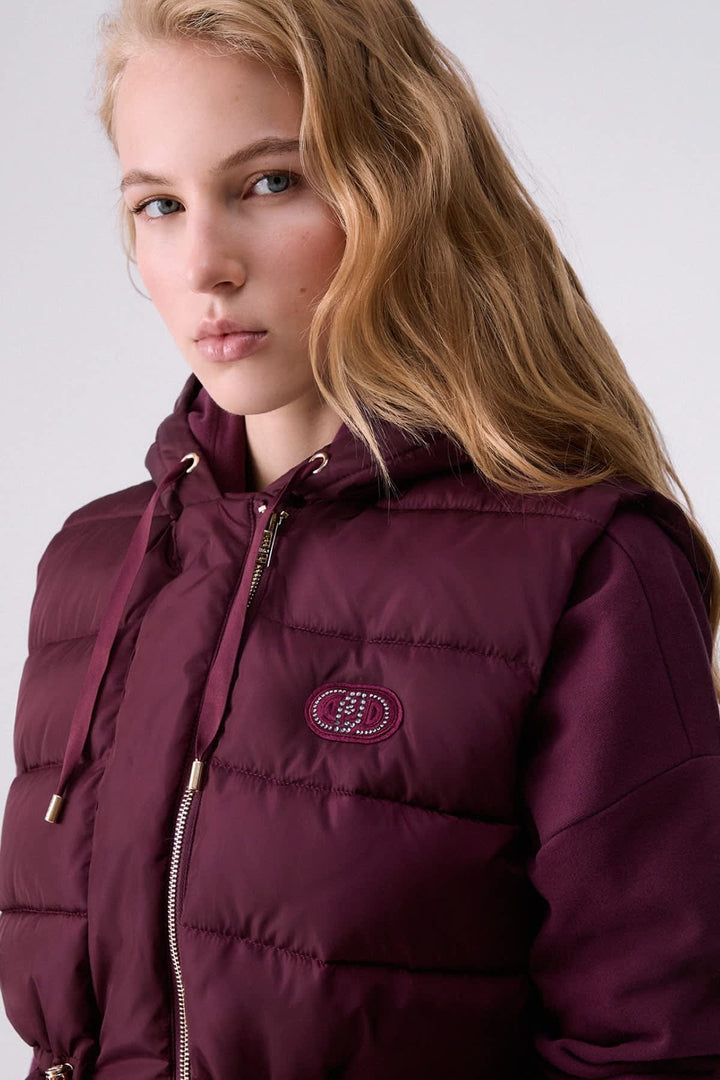 Veste matelassée sans manches à capuchon vue de face pour femme liujo