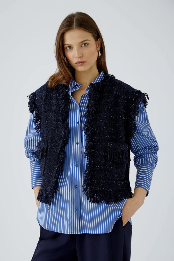 Veste sans manches bouclée à franges vue de face pour femme Oui