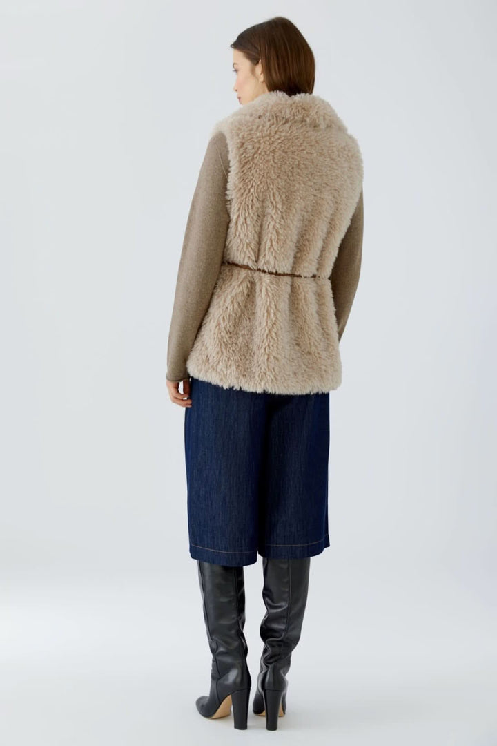 Veste sans manches en fausse fourrure vue de face pour femme Oui