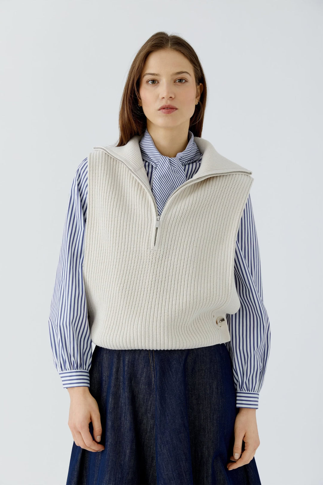 Vue de face veste sans manches en maille côtelée beige Oui pour femme avec boutons - Valérie Simon