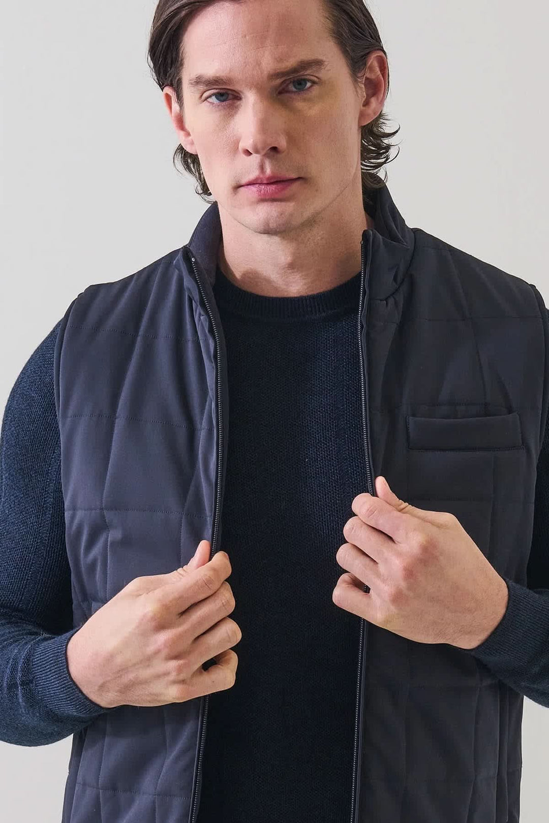 Veste sans manches matelassée à col montant vue de face pour homme Patrick Assaraf