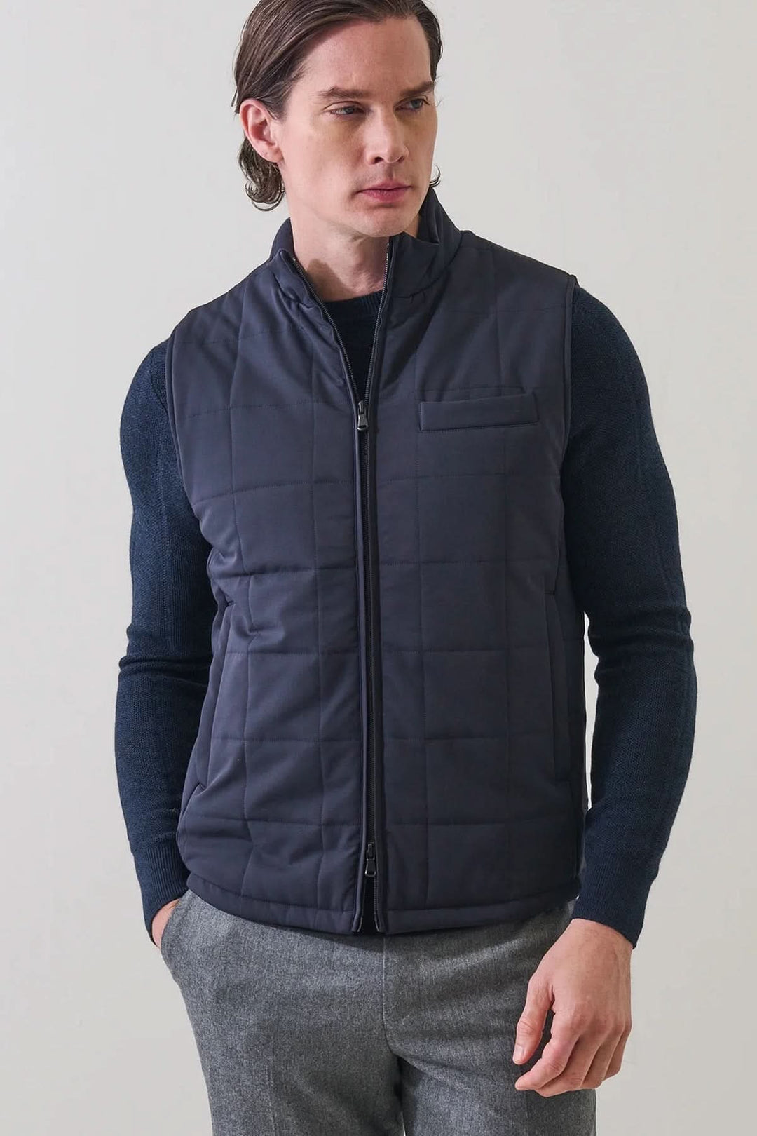 Veste sans manches matelassée noire à col montant vue de face pour homme Patrick Assaraf
