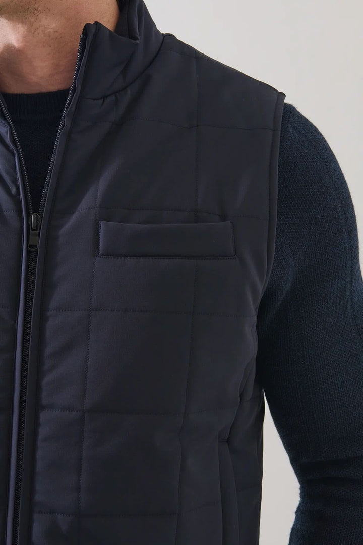 Veste sans manches matelassée à col montant vue de face pour homme Patrick Assaraf