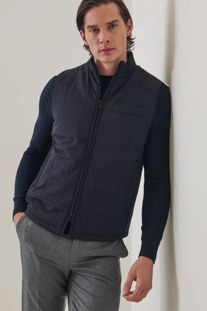 Veste sans manches matelassée à col montant vue de face pour homme Patrick Assaraf