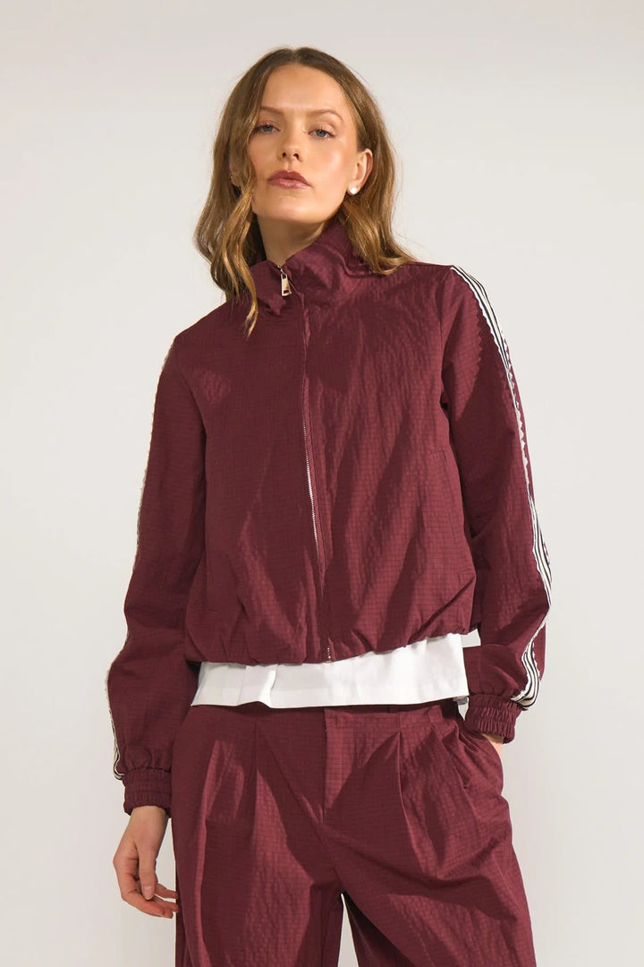 Veste sportive à bandes contrastantes vue de face pour femme Numph