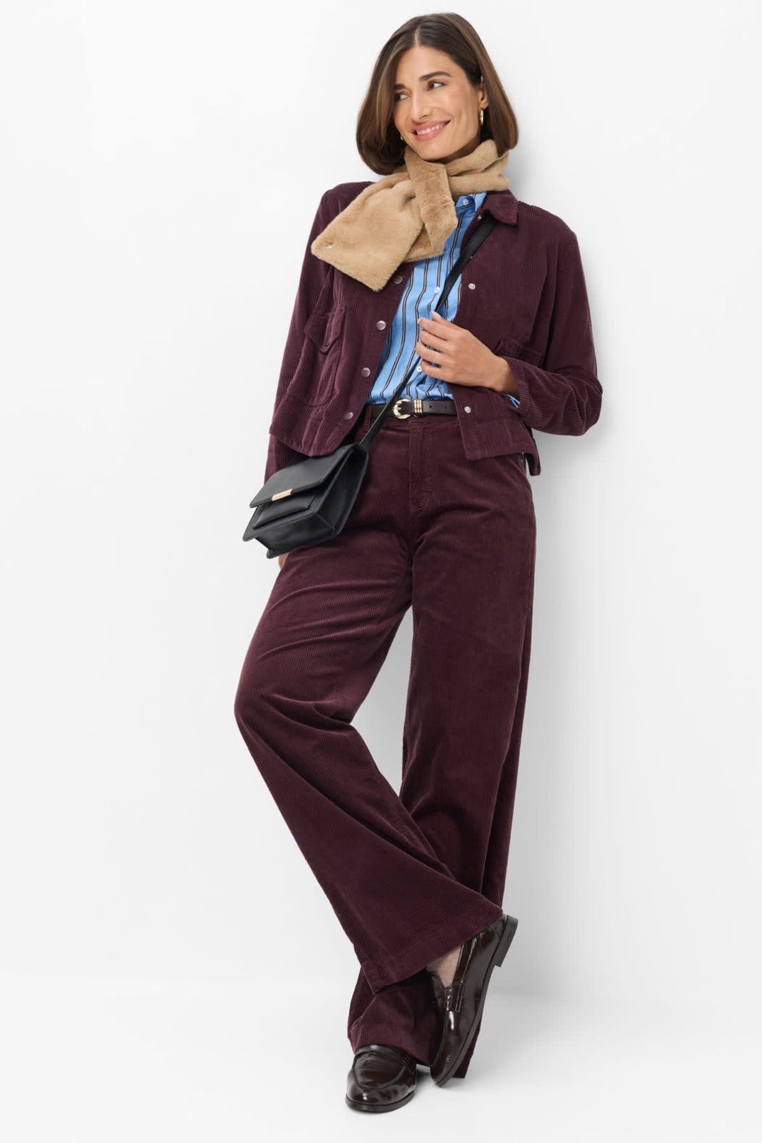 Veste surchemise Vega en velours côtelé marron à boutons vue de face pour femme Brax