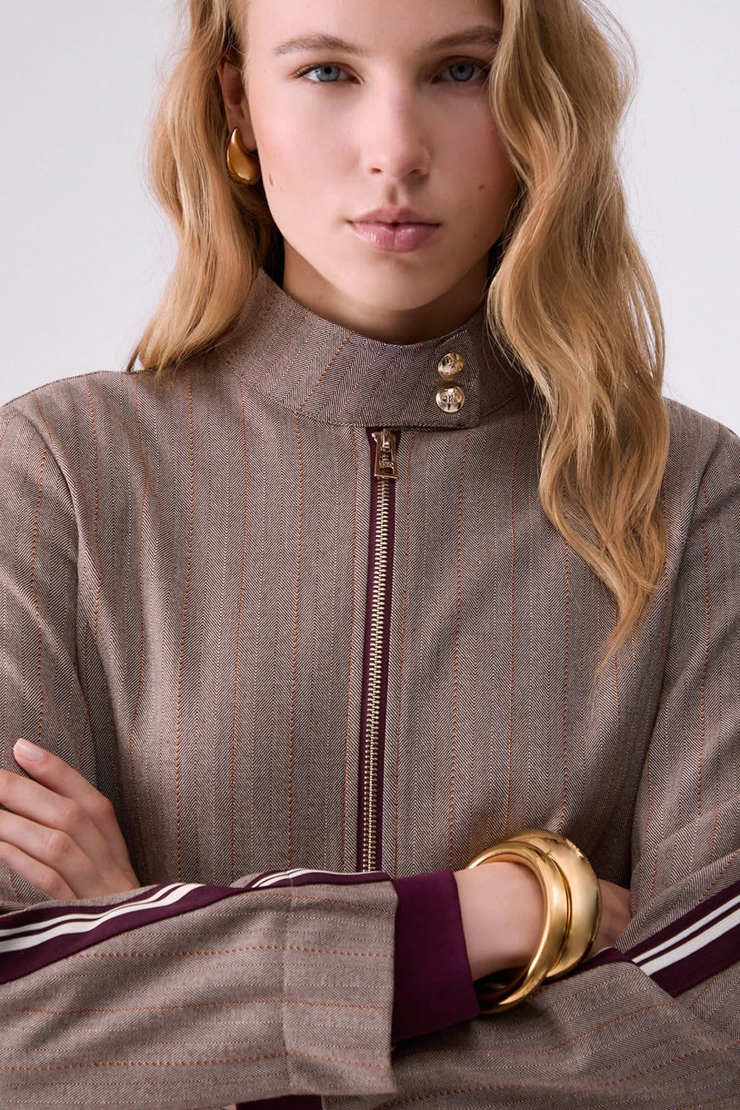 Veste zippée à rayures et manches longues vue de face pour femme liujo