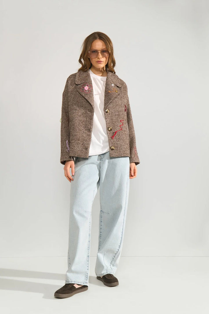 Veston à broderies florales vue de face pour femme Numph