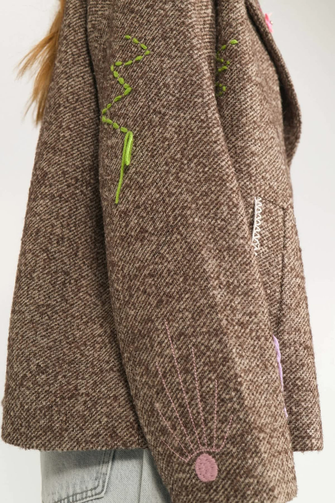 Veston à broderies florales vue de face pour femme Numph