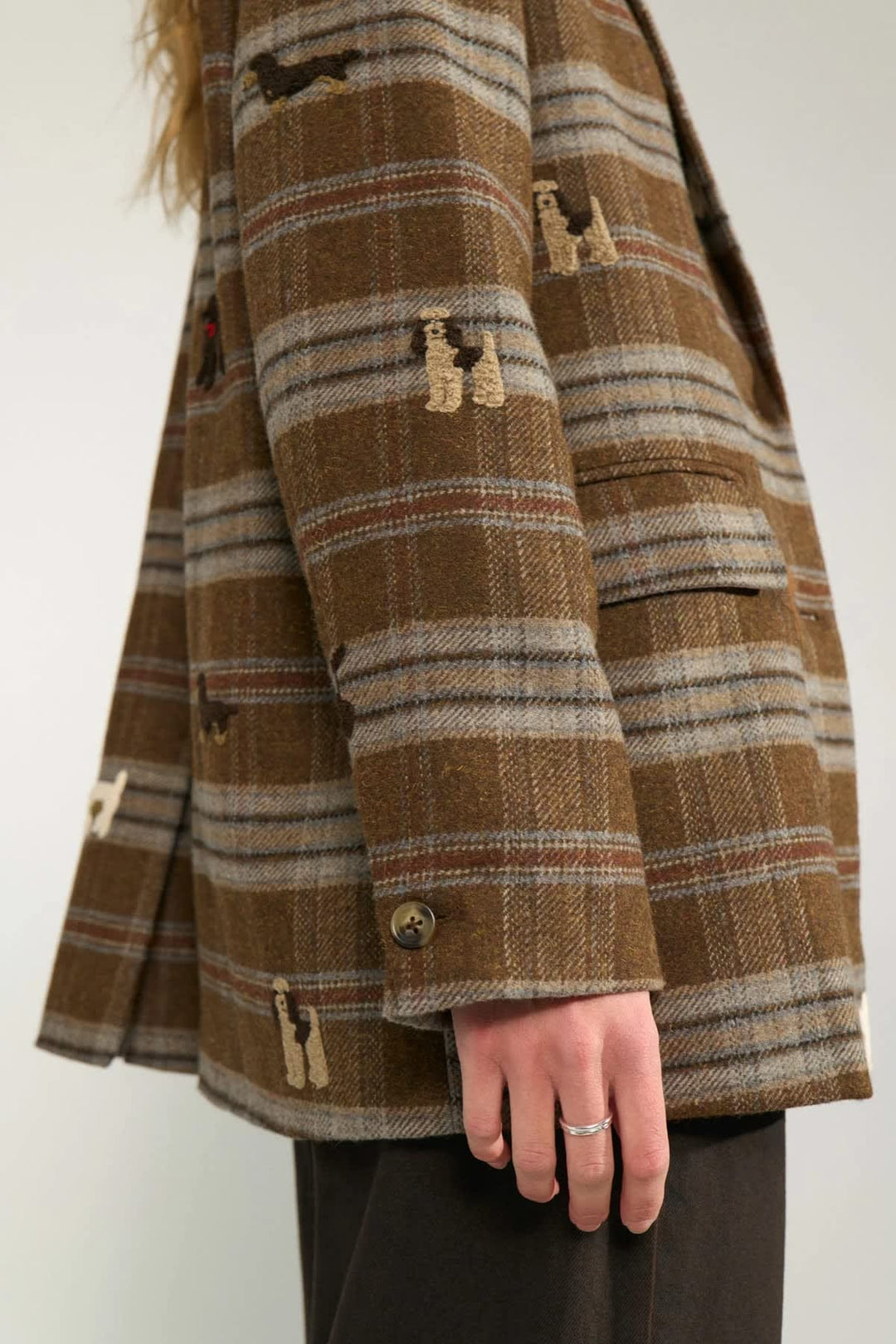 Veston à carreaux avec broderies vue de face pour femme Numph