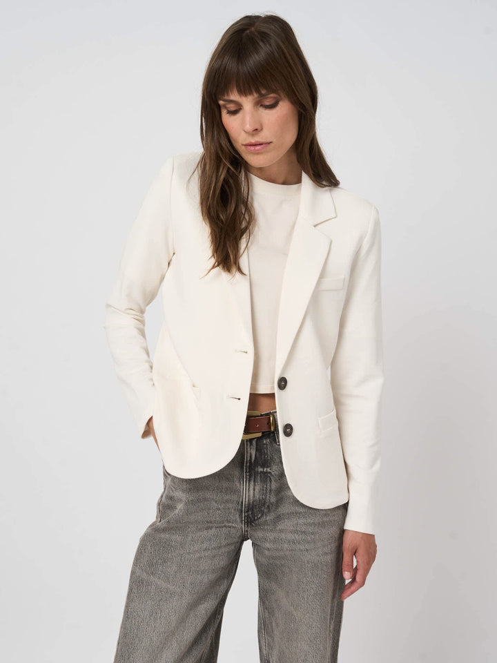 Vue de face veston à deux boutons Repeat Cashmere pour femme gris, porté avec boutons en détail - Valérie Simon
