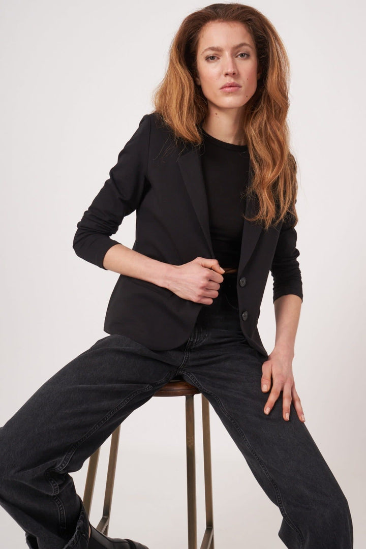 Veston femme deux boutons Repeat Cashmere noir porté de côté avec détails poches - Valérie Simon