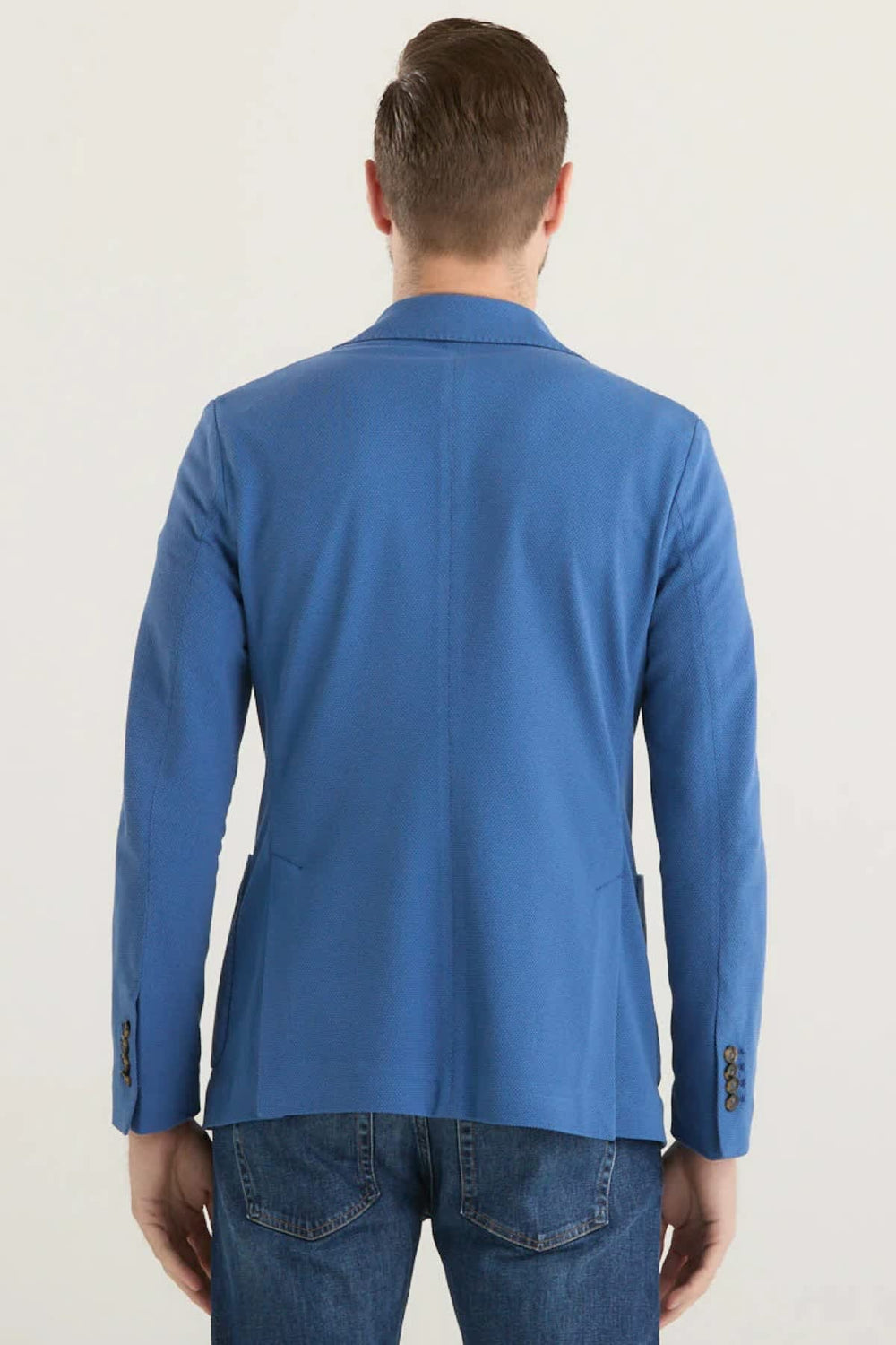 Veston en maille extensible Circolo pour homme, vue de face, couleur grise, boutons distinctifs - Valérie Simon
