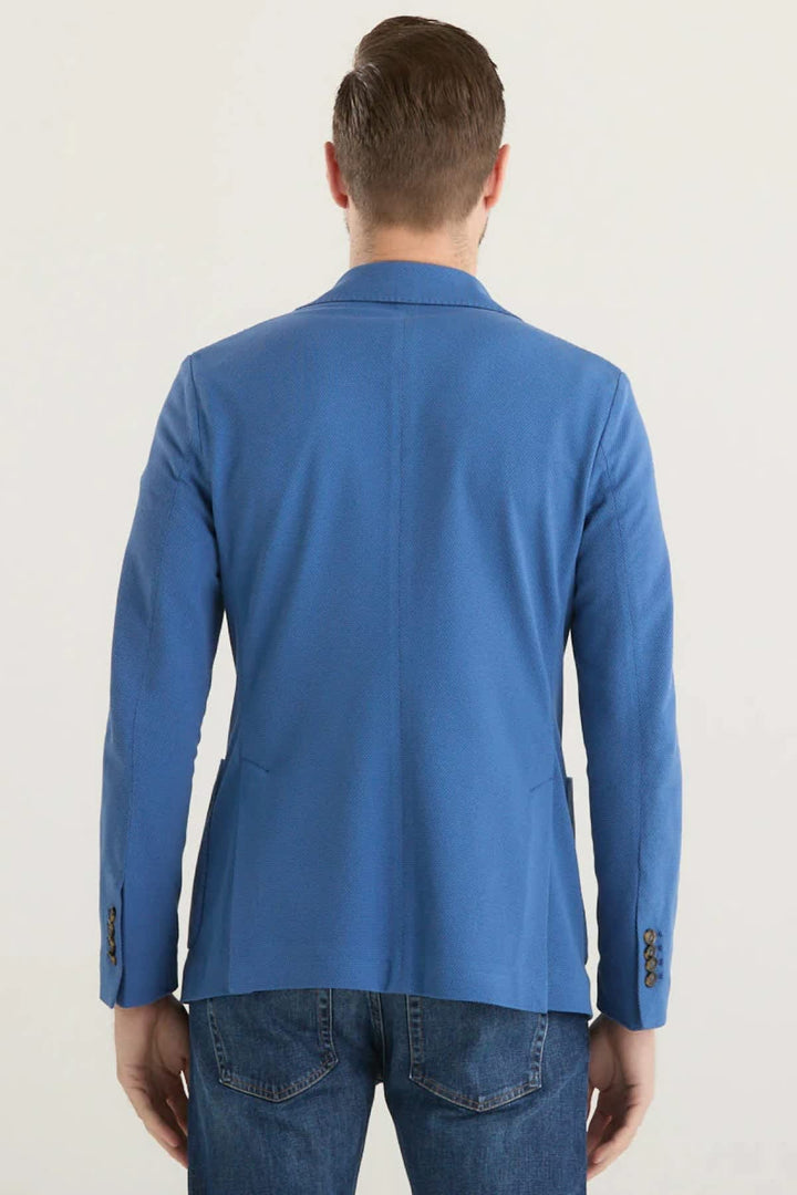 Veston en maille extensible Circolo pour homme, vue de face, couleur grise, boutons distinctifs - Valérie Simon