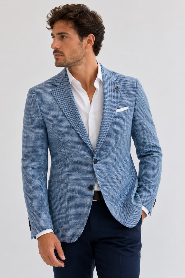 Veston raffiné en gris avec texture subtile, vue de face, poche poitrine visible - Valérie Simon