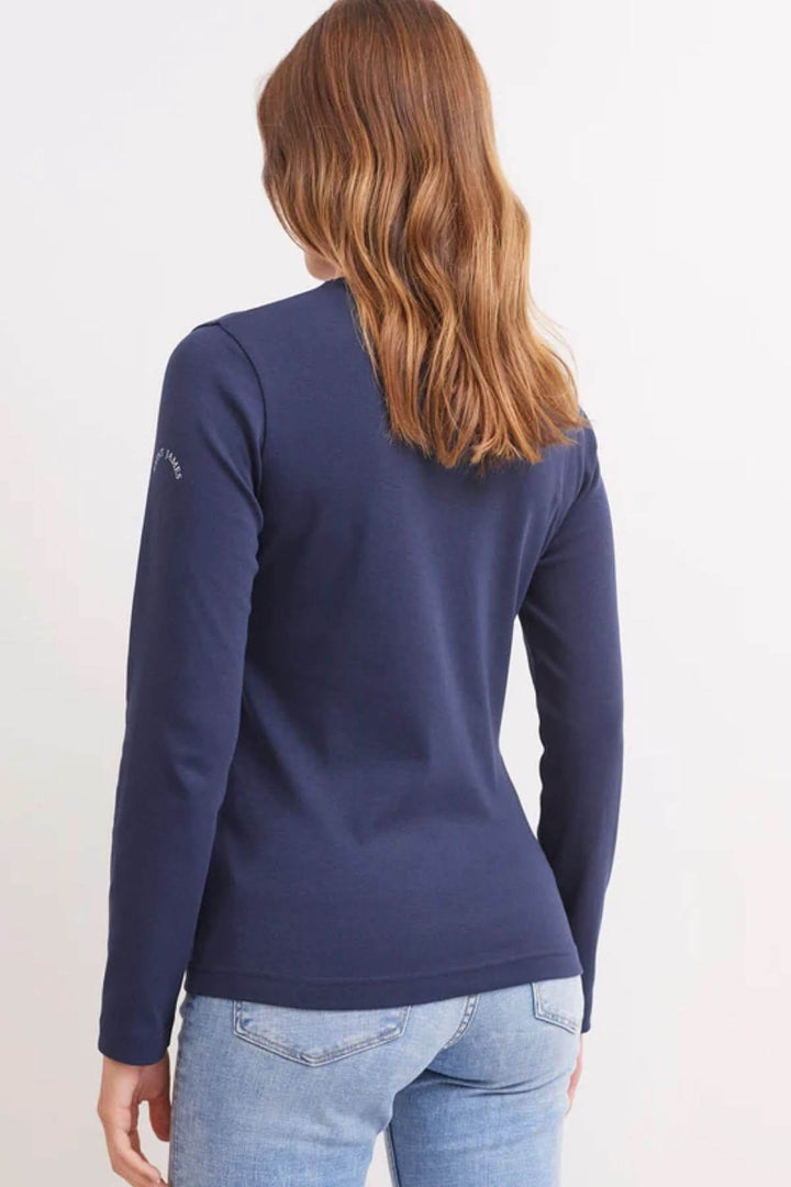 Chandail à manches longues bleu marine, col rond, coupe droite, porté avec un jean.