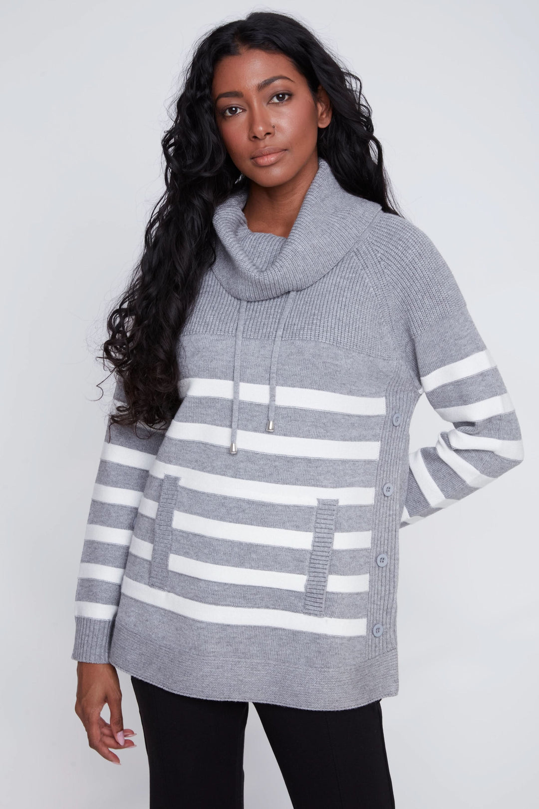Chandail rayé gris à col bénitier avec cordons et poche, parfait pour un look décontracté chic.