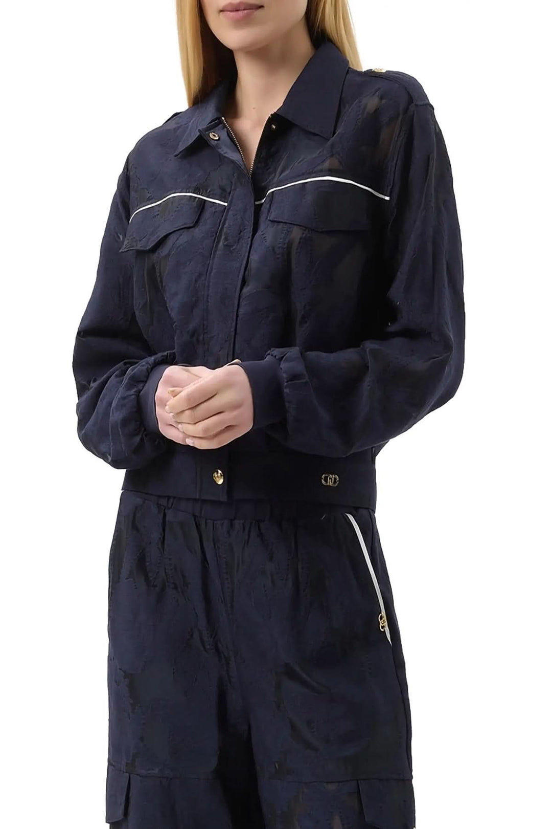 Lightweight textured jacket with pockets