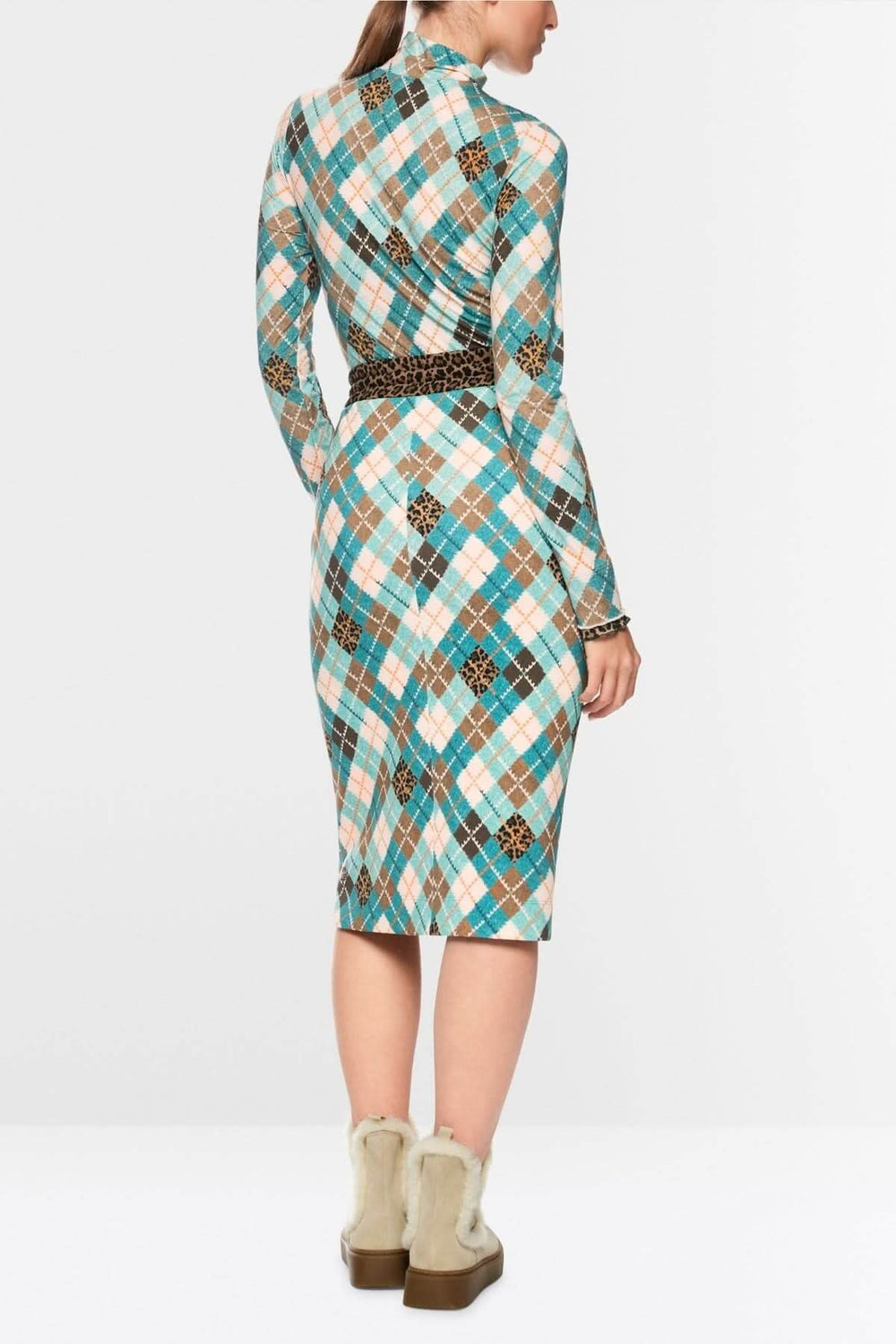 Chandail à manches longues avec motif argyle multicolore, coupe ajustée et féminine, col montant, manches longues. Idéal pour tenue contemporaine.