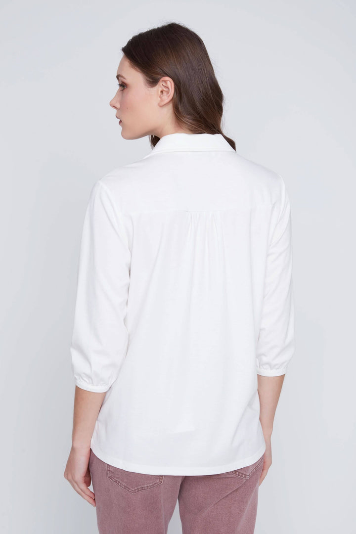 Blouse blanche à manches 3/4, dos simple avec encolure classique et coupe droite élégante.