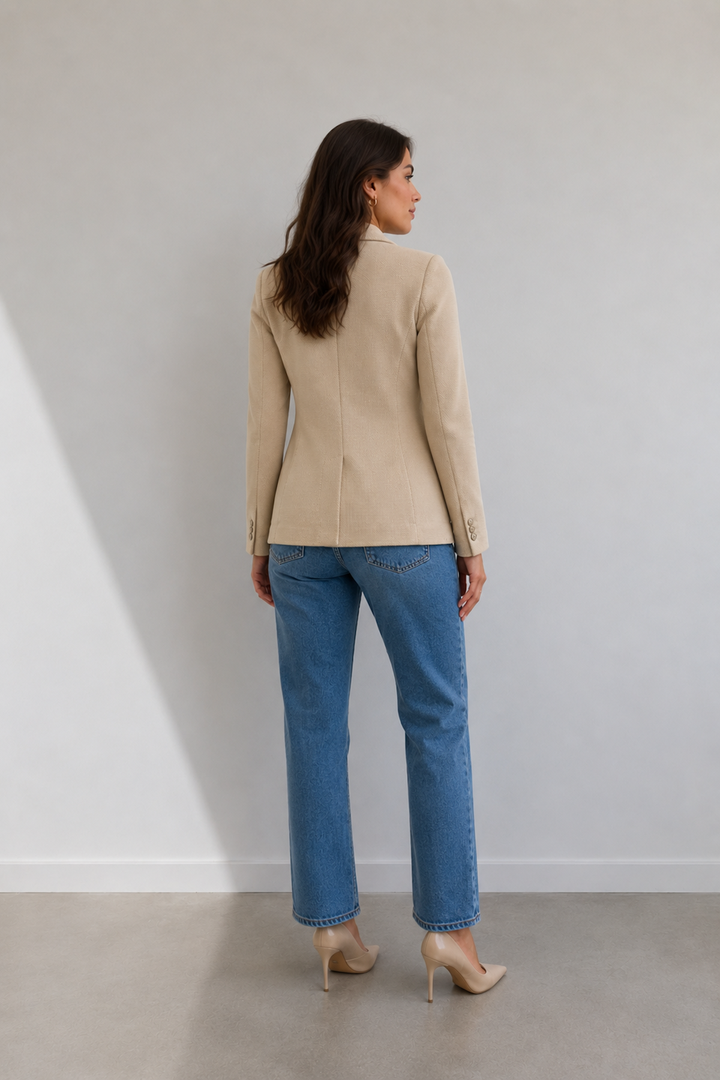 Textured blazer with contrasting buttons