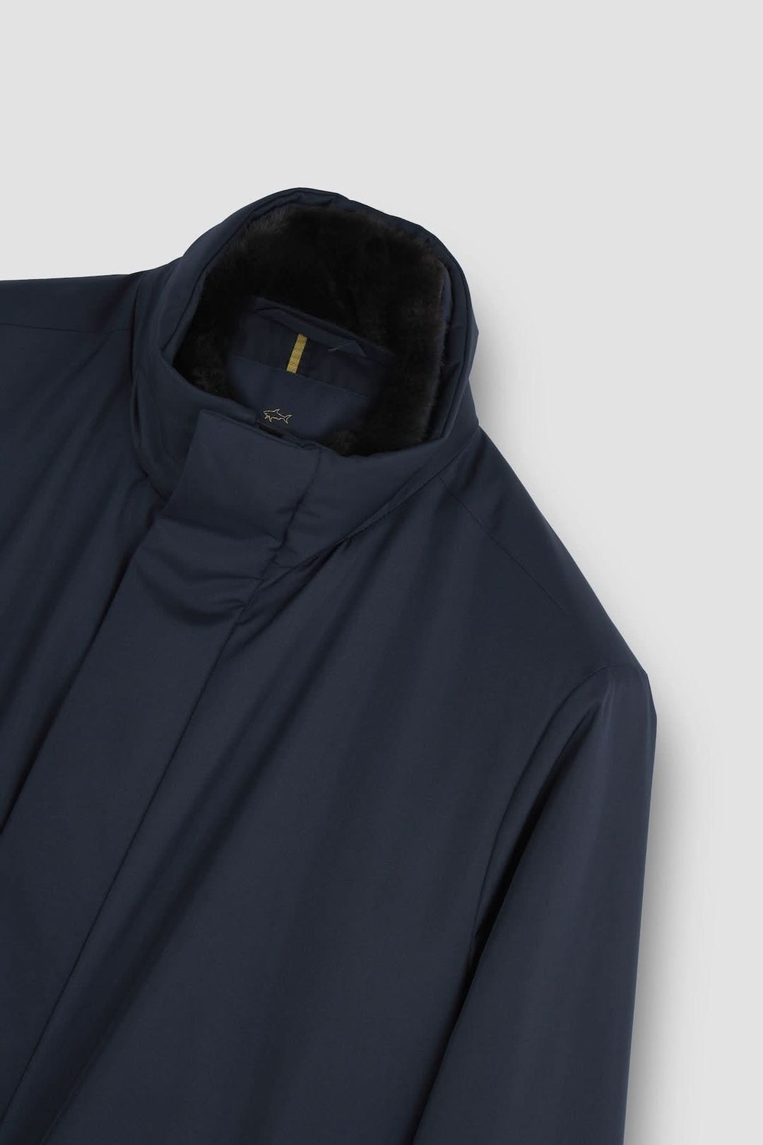 Manteau à col montant en tissu technique, doublé de fausse fourrure, couleur marine, élégant et chaud.