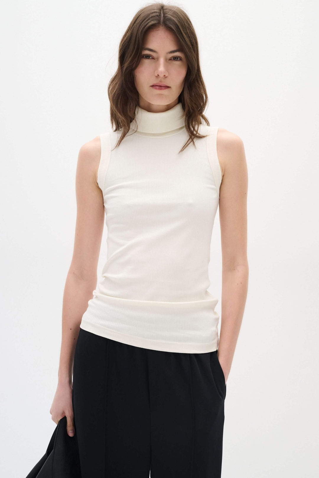 Camisole Dagna sans manches à col montant, en jersey côtelé doux, coupe ajustée et élégante.