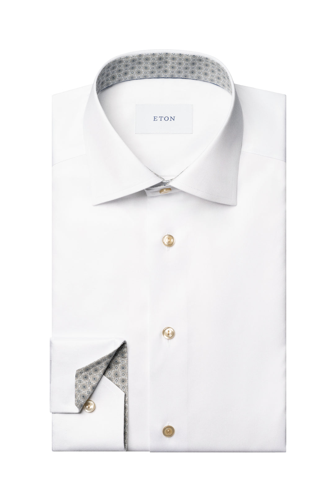 Chemise habillée blanche avec col italien structuré et imprime discret à l'intérieur du col et des poignets.