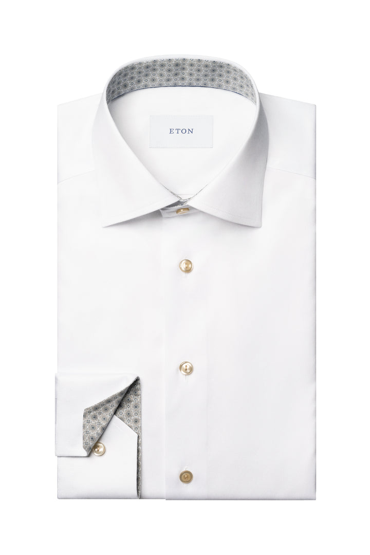 Chemise habillée blanche avec col italien structuré et imprime discret à l'intérieur du col et des poignets.