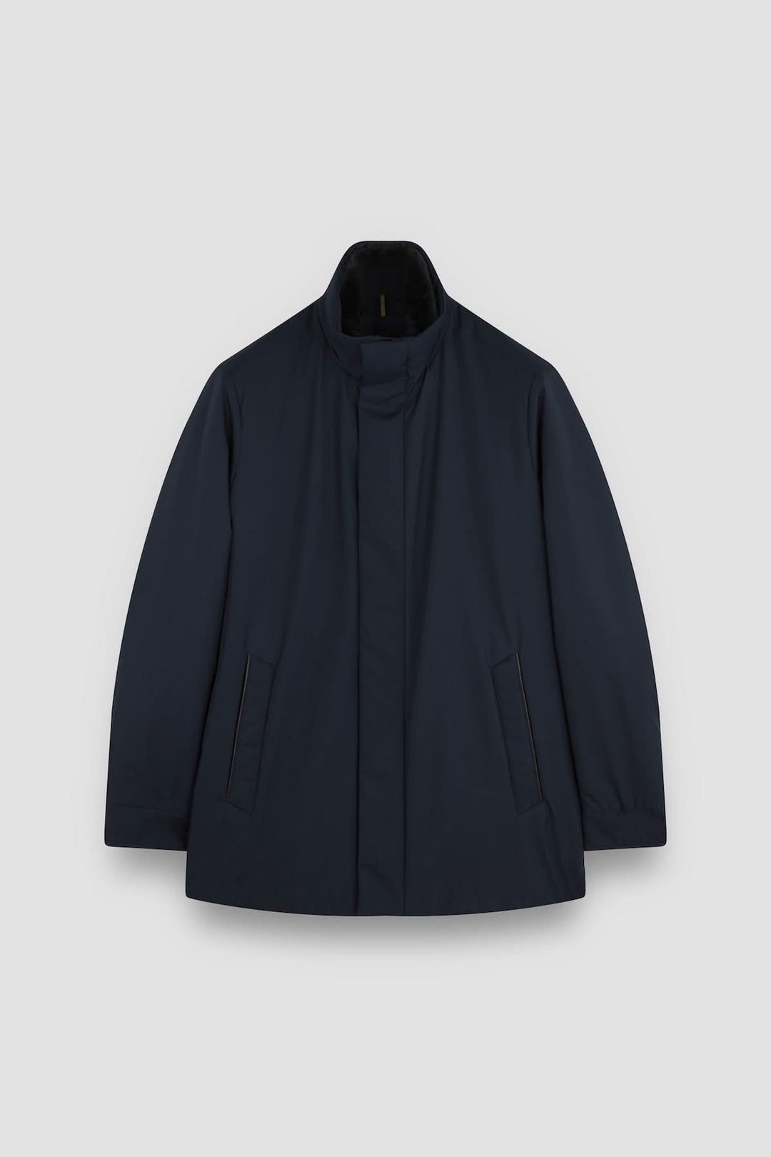 Manteau à col montant en tissu matelassé, doublé fausse fourrure, style urbain intemporel.