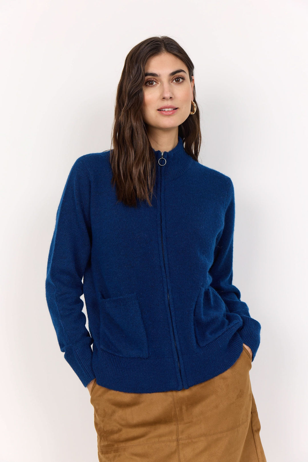 Cardigan zippé en maille douce bleu, col montant et poches plaquées, pour un style décontracté et moderne.