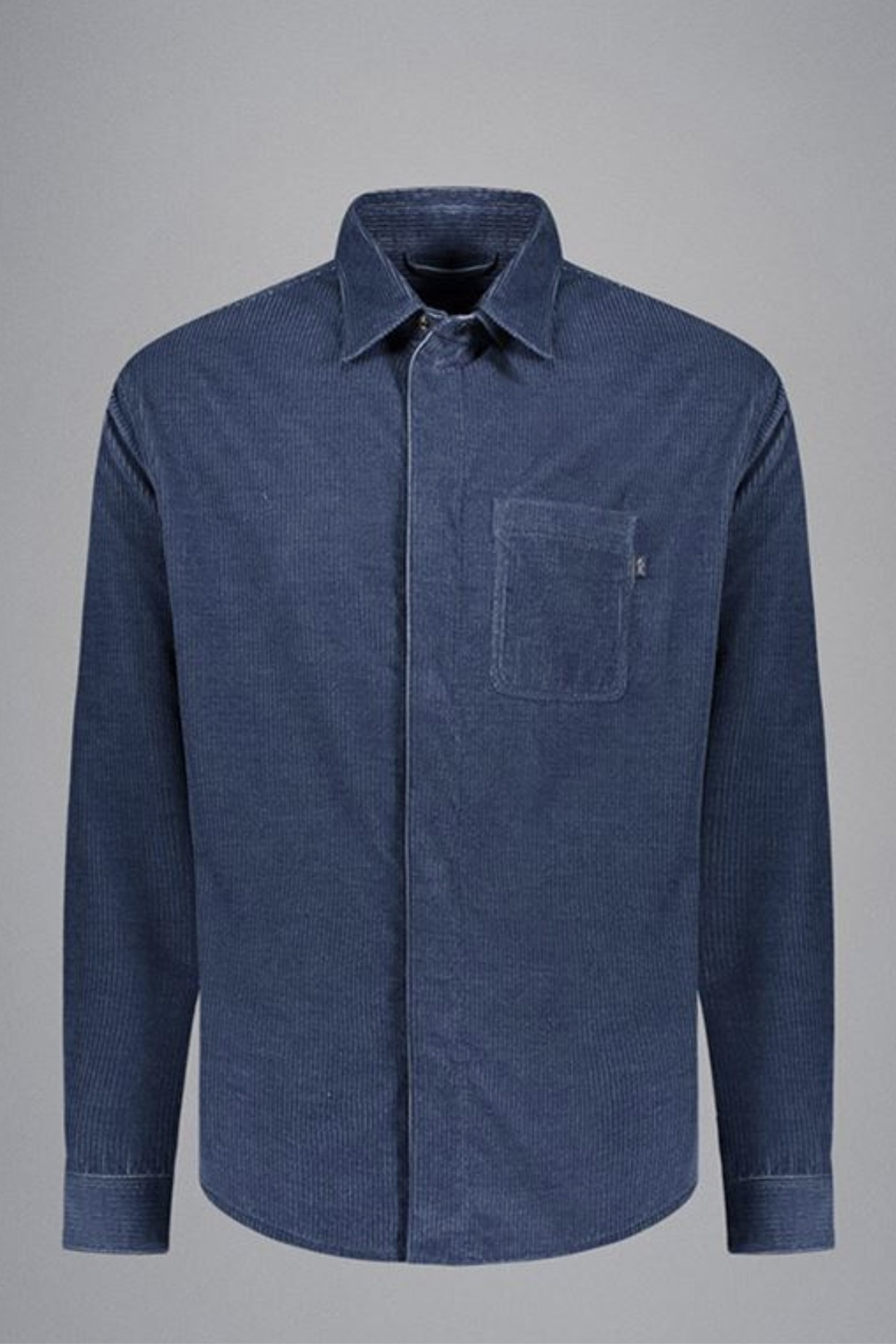 Chemise en velours côtelé de cachemire, confortable et stylée, idéale pour un look automnal.