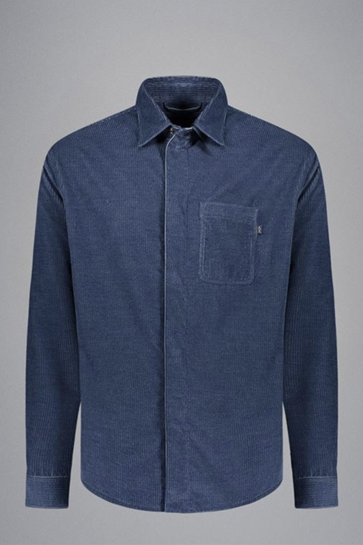 Chemise en velours côtelé de cachemire, confortable et stylée, idéale pour un look automnal.