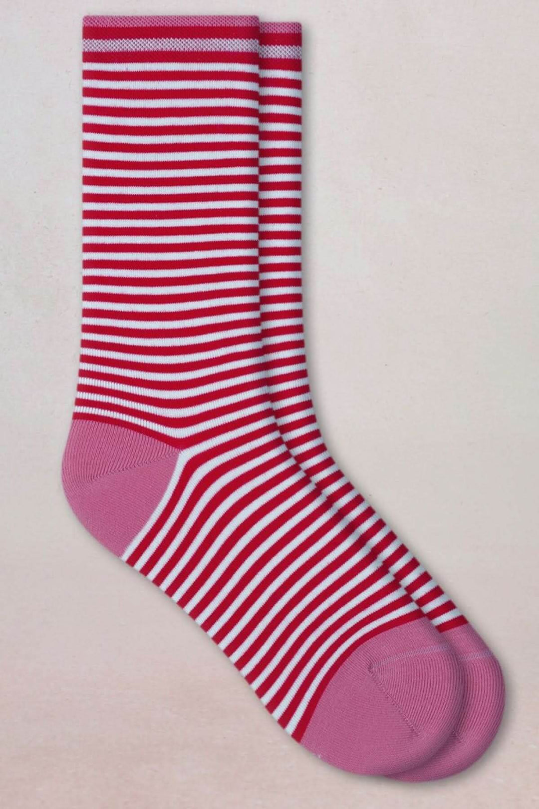 Chaussettes à rayures fines rouges et blanches, confortables et modernes, coupe mi-mollet, maille douce et respirante.