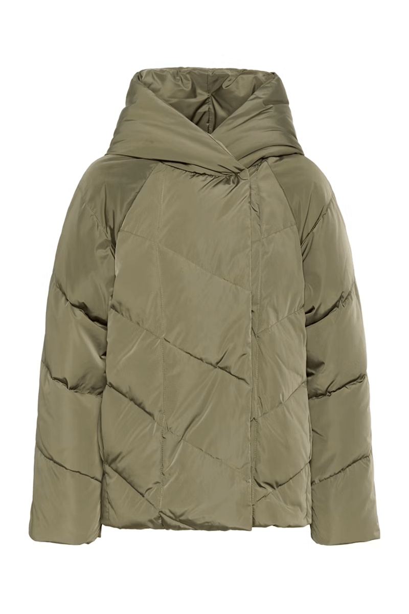 Manteau Yaz matelassé avec col capuche, coupe moderne et ample. Idéal pour l'hiver. Large losanges visibles.