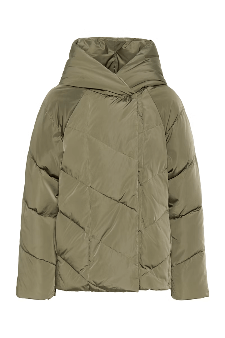 Manteau Yaz matelassé avec col capuche, coupe moderne et ample. Idéal pour l'hiver. Large losanges visibles.