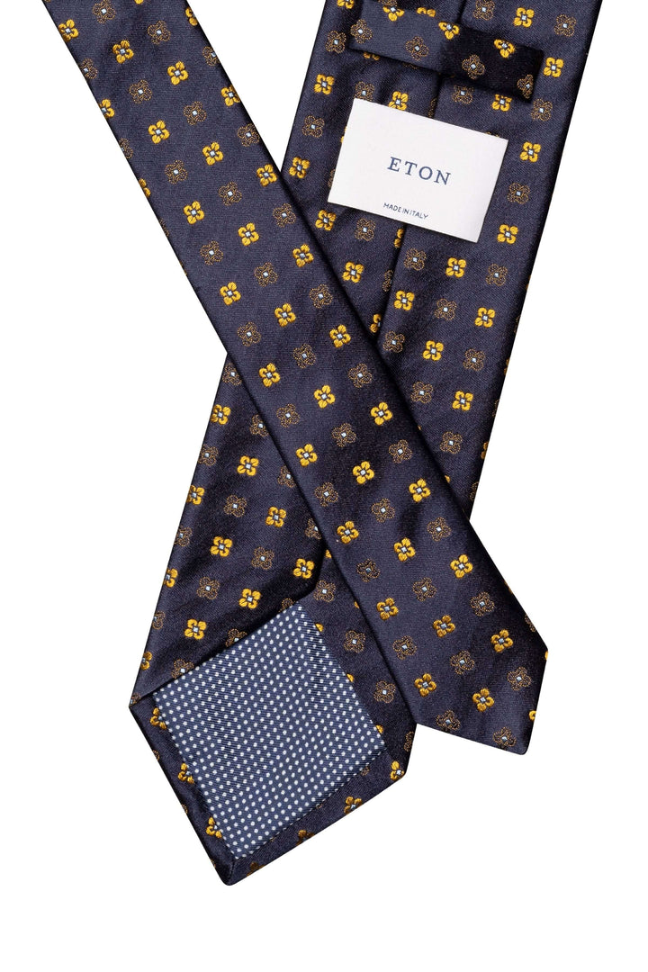 Cravate à motifs floraux géométriques Eton en satin bleu marine avec légère brillance et finition élégante.