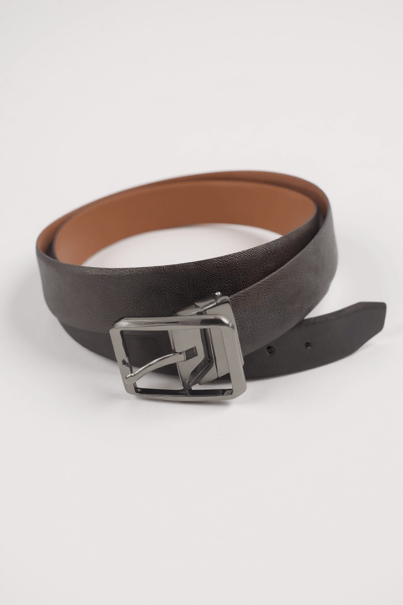 Ceinture réversible en cuir italien avec boucle graphite, élégance moderne pour style habillé ou décontracté.