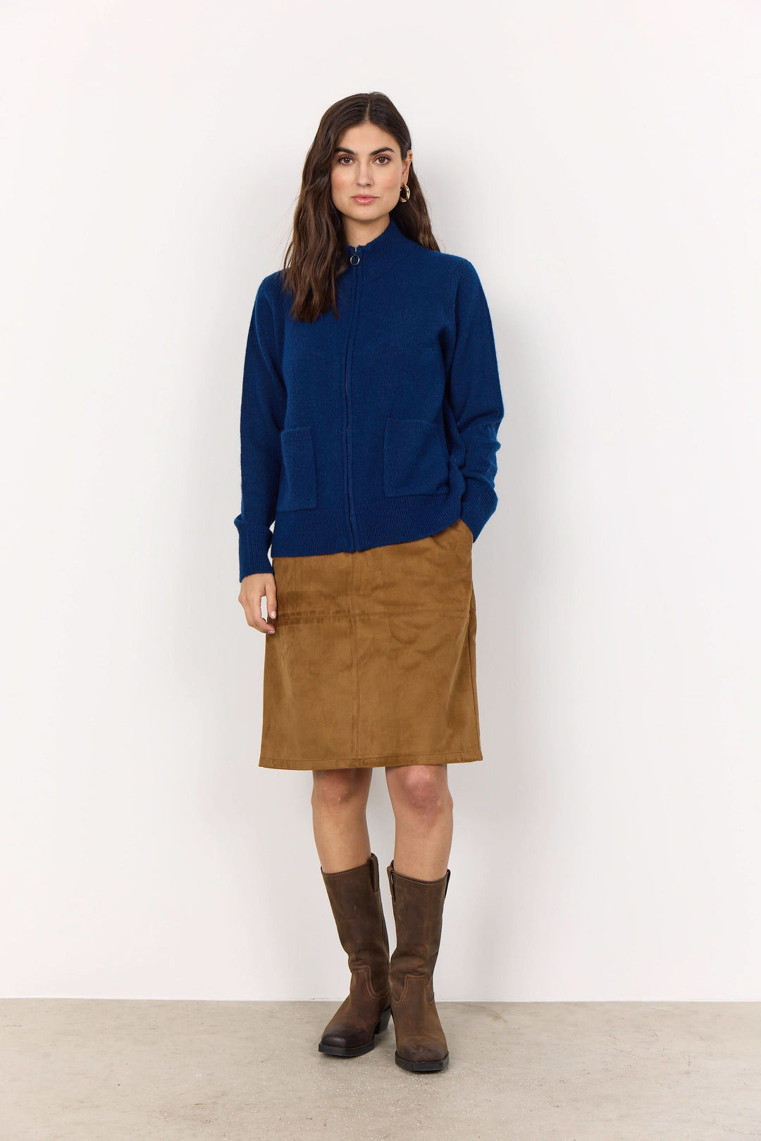 Cardigan zippé en maille douce, jupe en suédine, tenue moderne pour les journées fraîches.