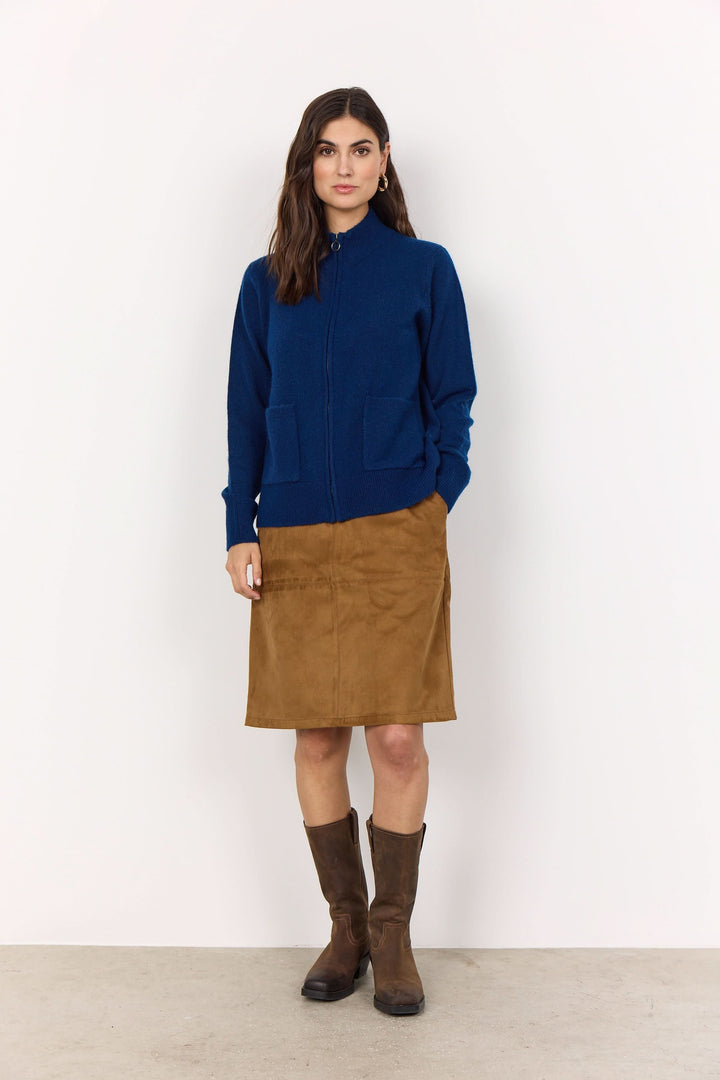 Cardigan zippé en maille douce, jupe en suédine, tenue moderne pour les journées fraîches.