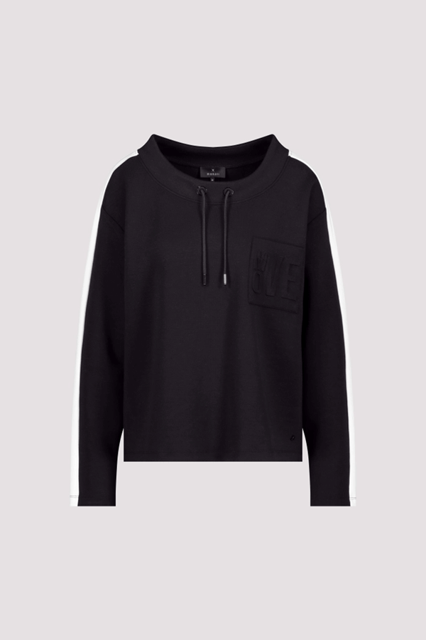 Chandail à rayures noir avec bandes contrastantes et col ajustable à cordons, style sport-chic moderne et décontracté.