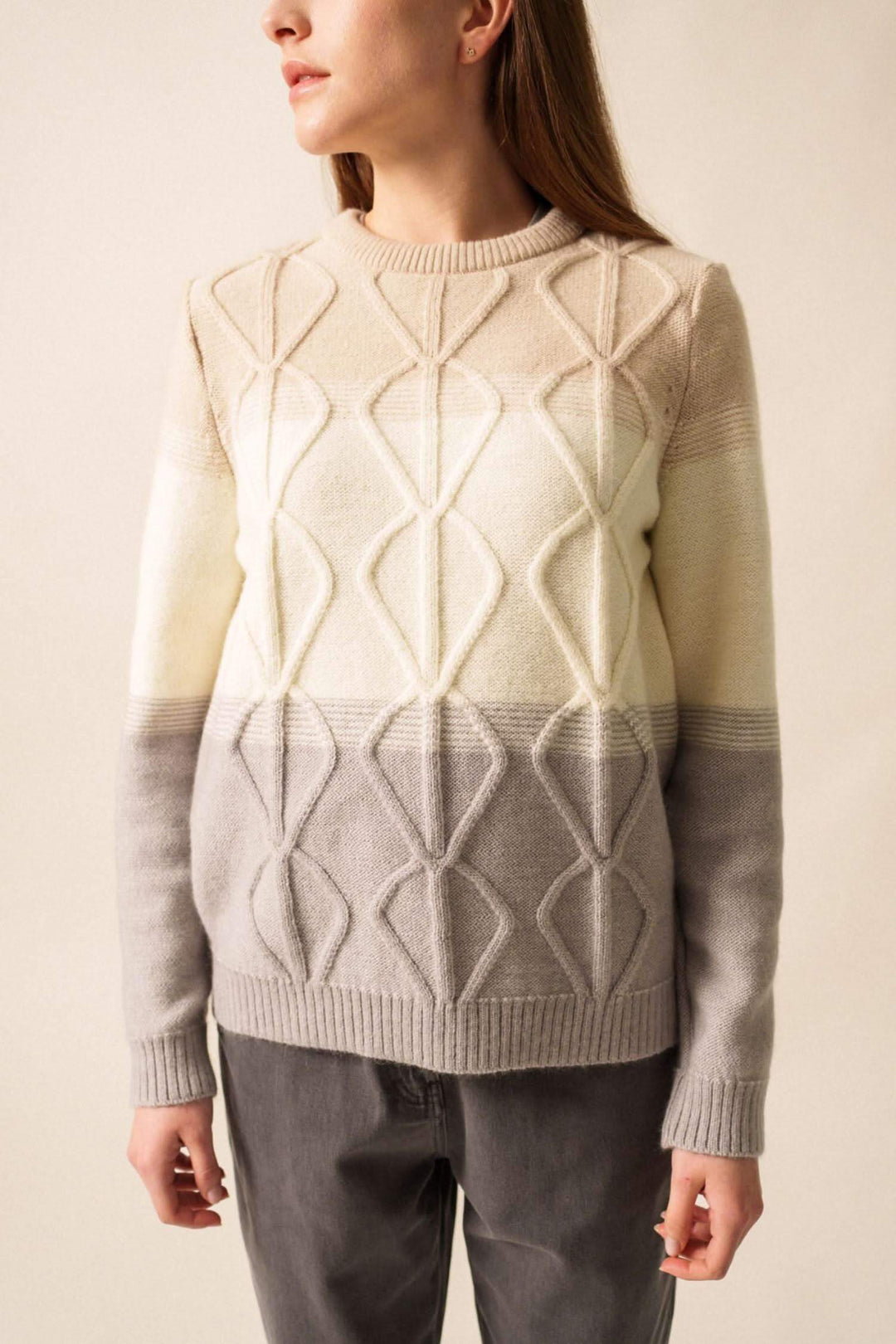 Pull en mohair structuré avec tricot en relief, dégradé de beige à gris, style moderne et élégant.
