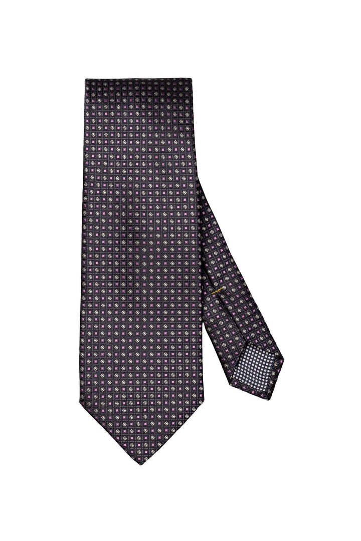 Cravate motif géométrique en satin, idéale pour un look formel élégant, à porter avec une chemise blanche.