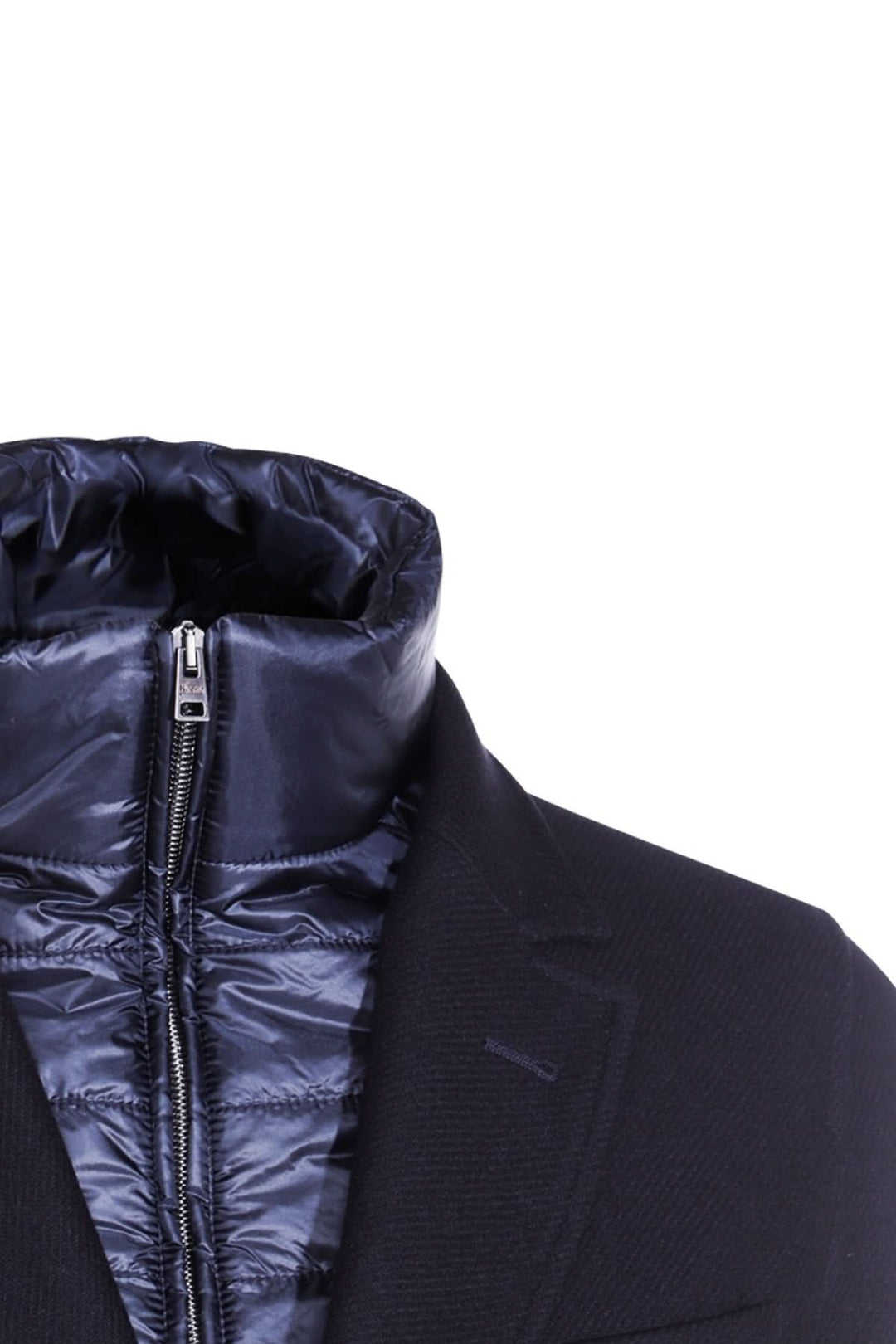 Manteau coupe classique avec col à revers et plastron intérieur matelassé amovible, élégant et fonctionnel.