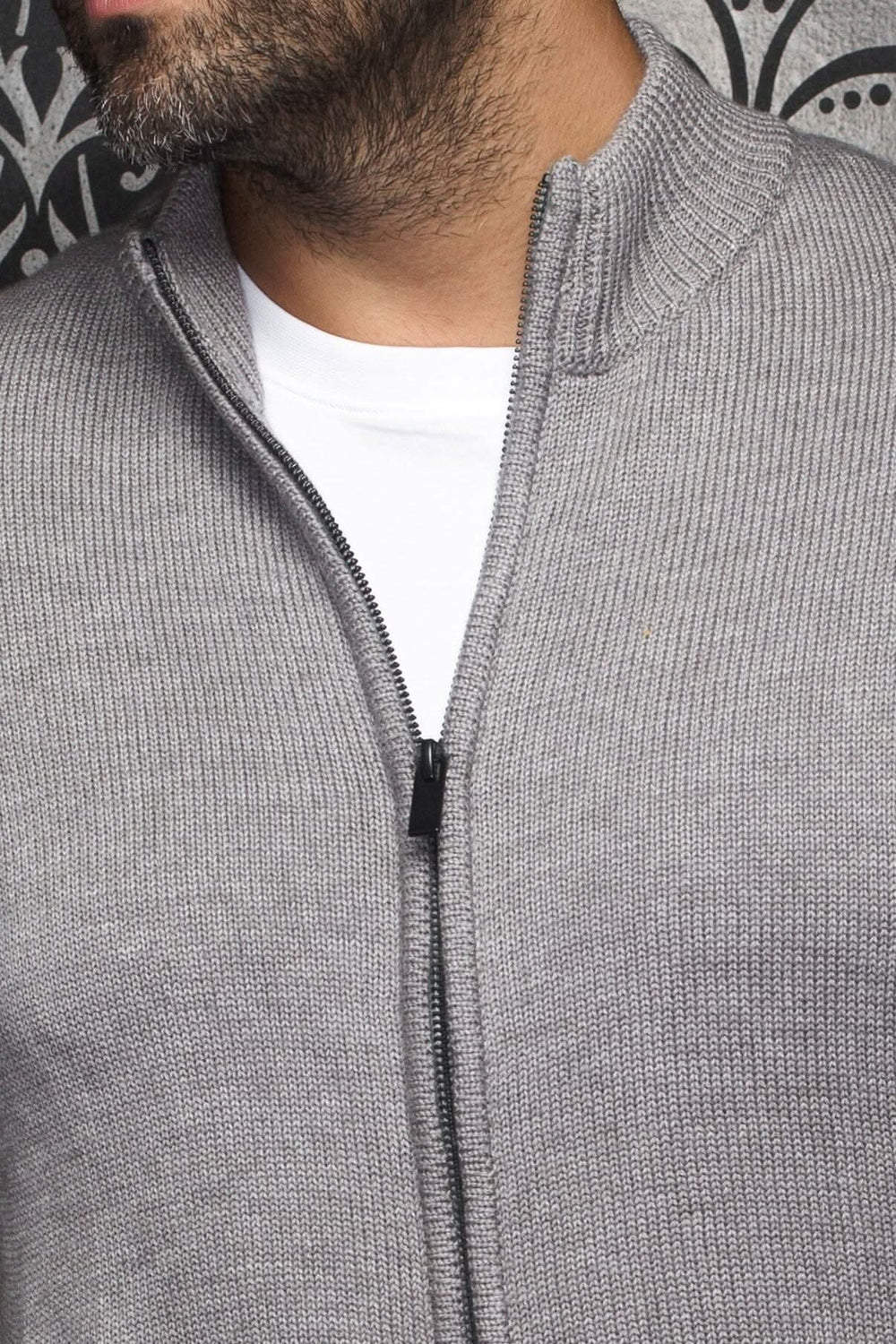 Chandail en mérinos gris pâle avec zip, col montant et ajustement confortable.