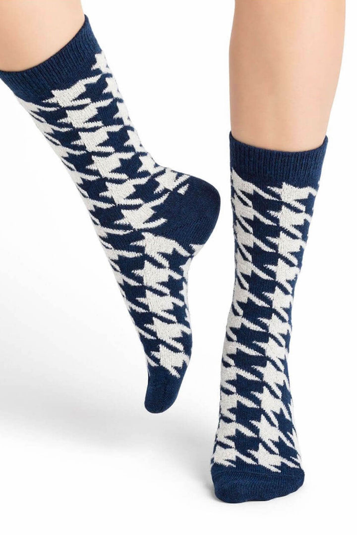 Chaussettes en cachemire avec motif pied de poule en bleu et blanc, composition laine et cachemire.